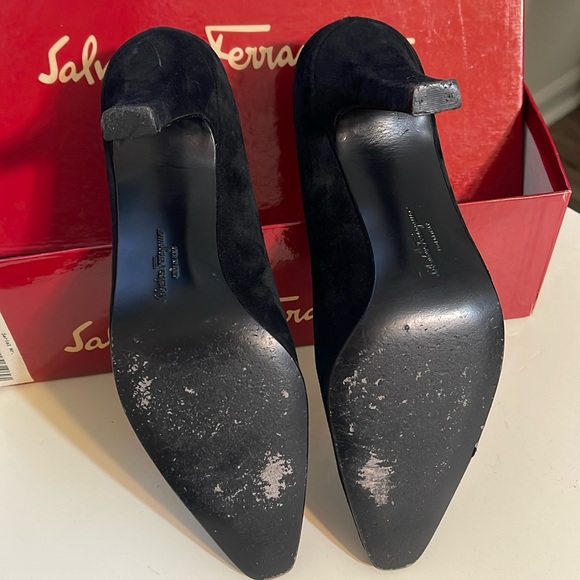 Salvatore Ferragamo vintage black suede heels, EUC, size 6B. - Picture 4 of 10